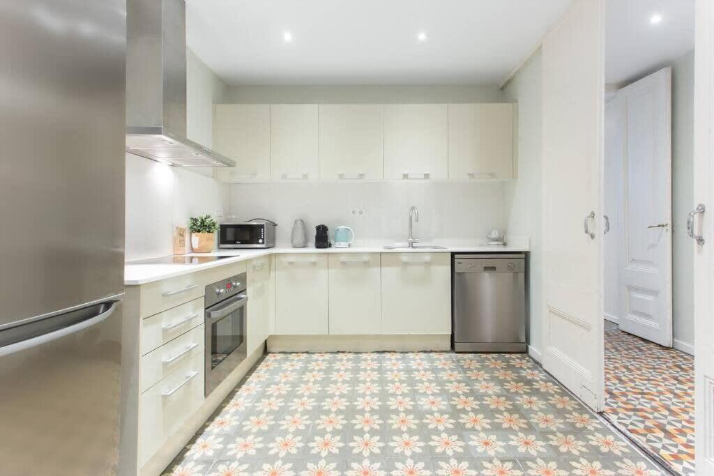 4Bedroom Apart With Balcony In Las Ramblas 3-2 Barcelona Exterior foto