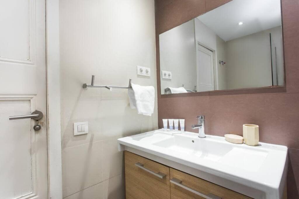 4Bedroom Apart With Balcony In Las Ramblas 3-2 Barcelona Exterior foto